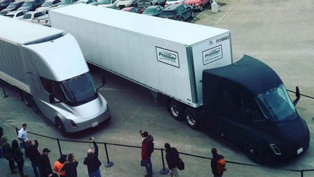 Безпілотні вантажівки Tesla доставили перший товар