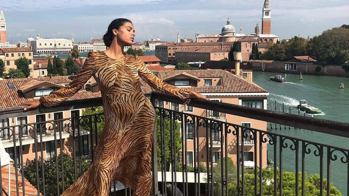 Тина Кунаки посетила Венецианский фестиваль в трендовом платье