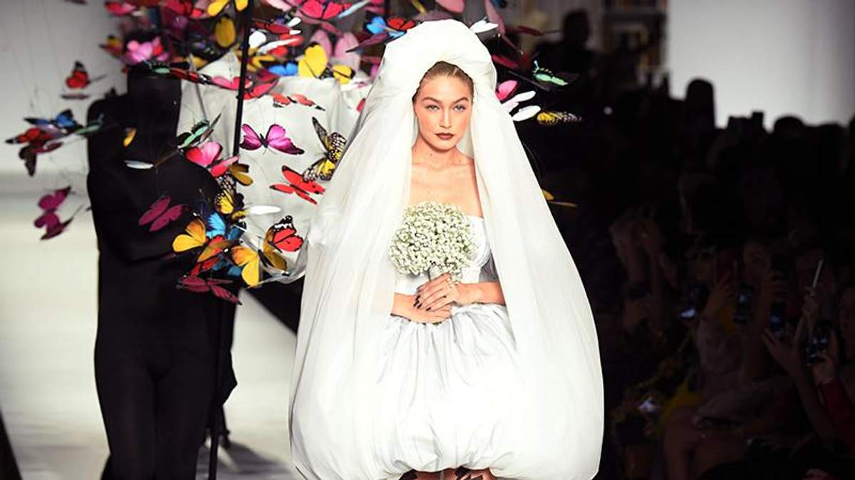 Джиджи Хадид засветила стройные ноги в свадебном платье: фото и видео с модного показа