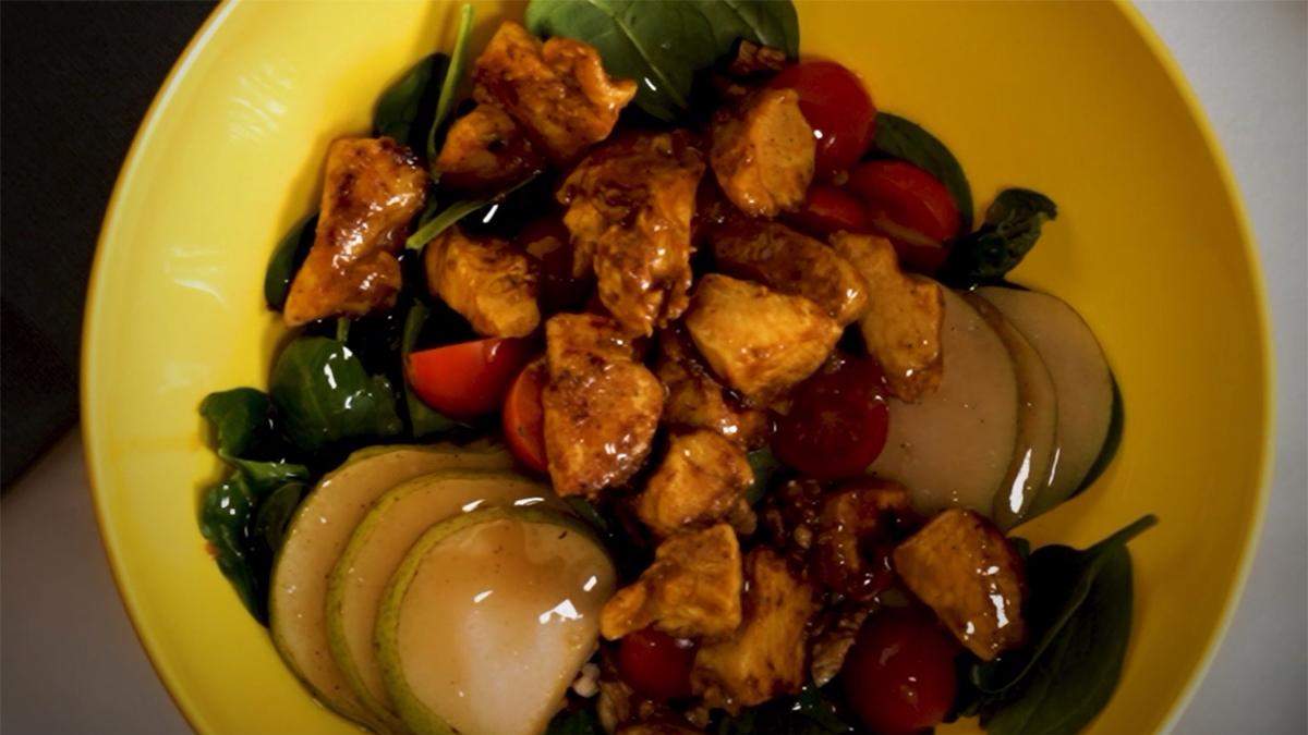 Теплый салат со шпинатом и курицей: как приготовить питательное блюдо – видеорецепт