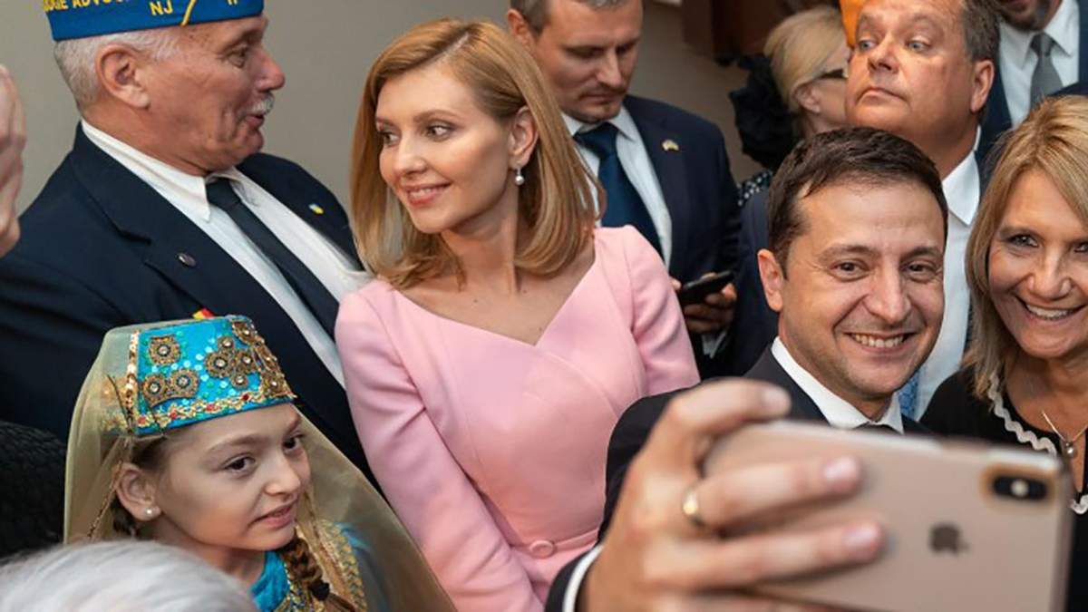 Олена Зеленська підкорює США у строгому вбранні: стильні фото та відео Олена Зеленська підкорює США у строгому вбранні: стильні фото та відео