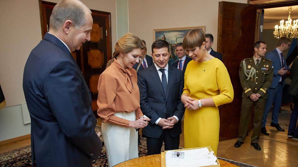 Володимир та Олена Зеленські вирушили в Естонію: який образ обрала перша леді Володимир та Олена Зеленські вирушили в Естонію: який образ обрала перша леді