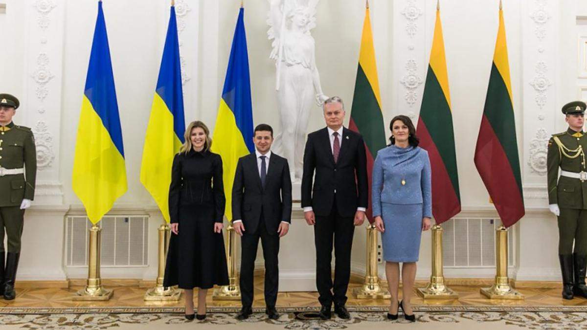 Олена Зеленська обрала корсетну сукню для візиту в Литву: перші фото Олена Зеленська обрала корсетну сукню для візиту в Литву: перші фото
