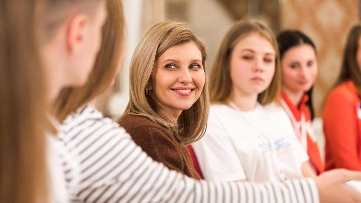 Олена Зеленська приміряла трендове пальто для поїздки до Баку: перше фото 