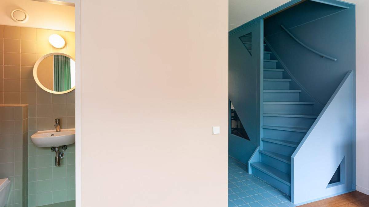 Стиль лофт та блакитні сходи: пара дизайнерів креативно оновила власний таунхаус – фото 