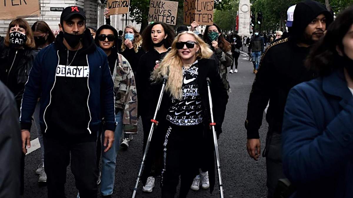 Мадонна на милицях вийшла на протест у Лондоні