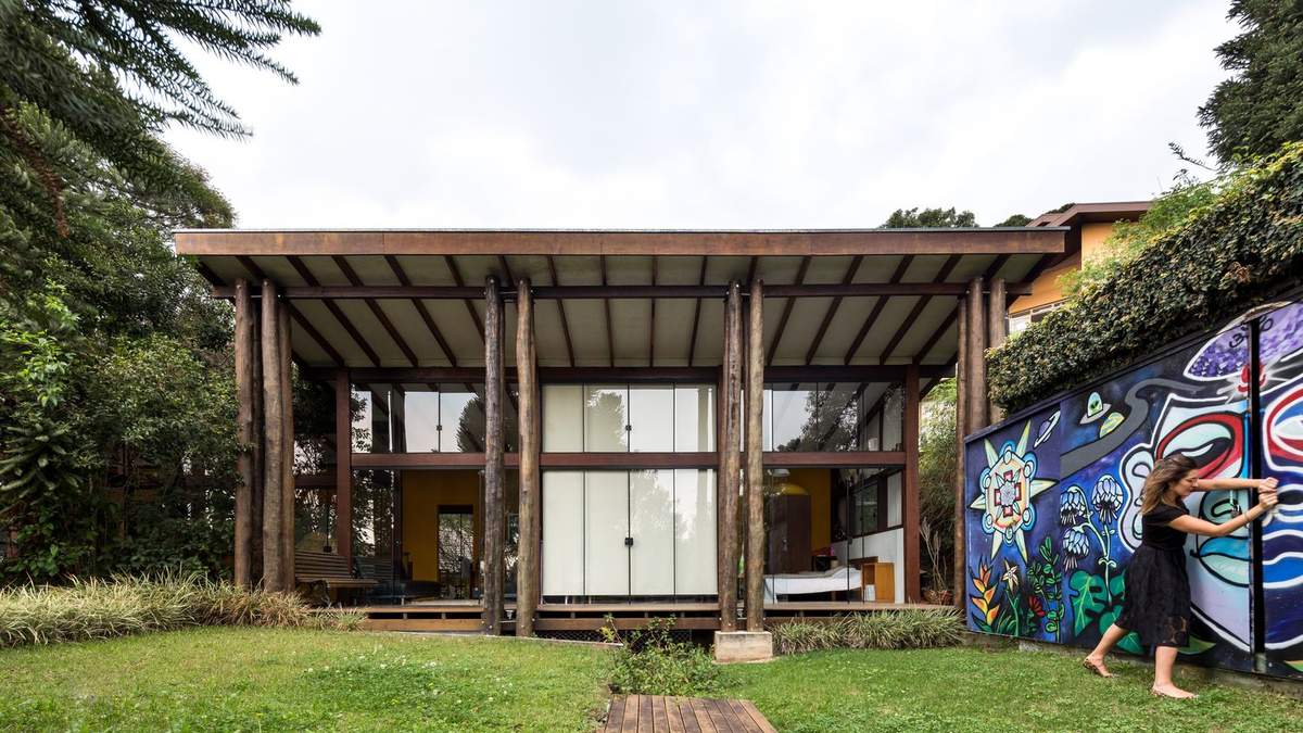 Жовта кухня  та стильний гараж: фото дерев'яного будинку з Бразилії