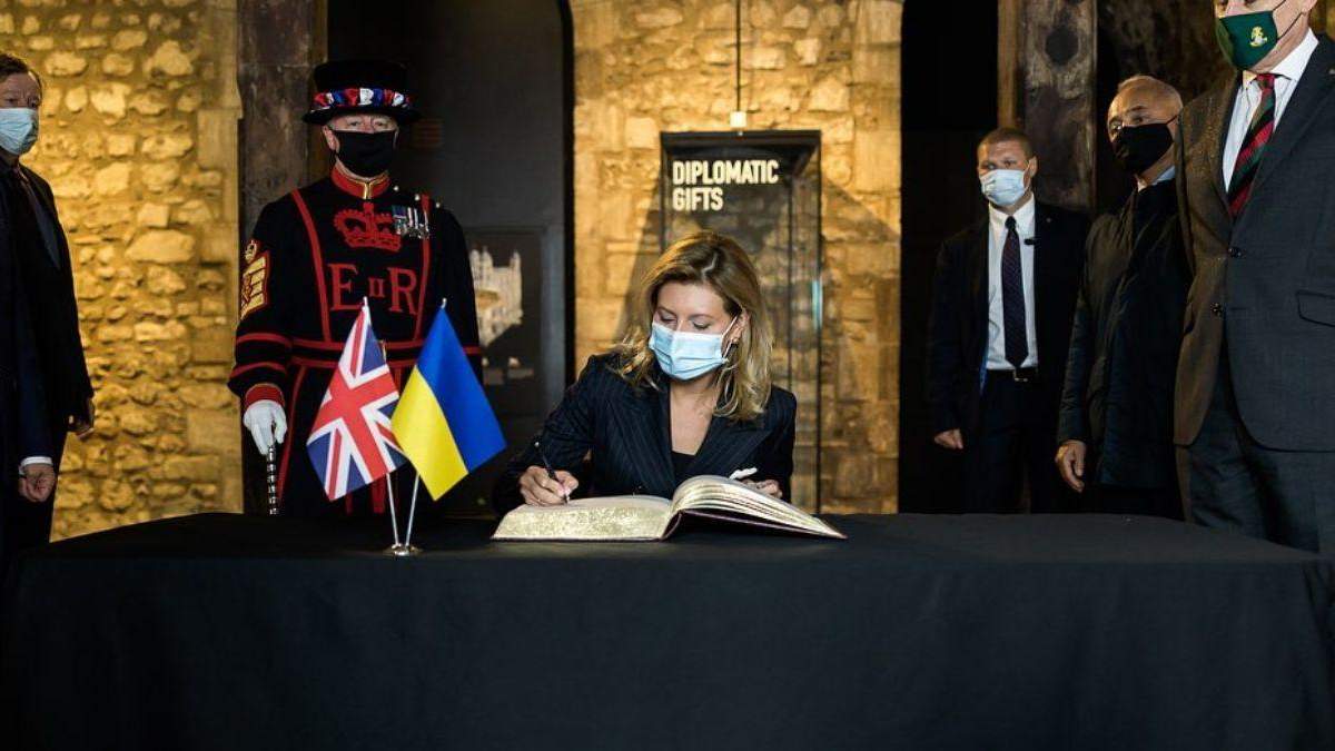 У класичному костюмі: Олена Зеленська підкорила елегантним образом в Лондоні – фото У класичному костюмі: Олена Зеленська підкорила елегантним образом в Лондоні – фото