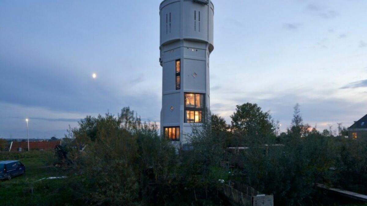 В водонапорной башне сделали стильное жилье: сколько это стоит