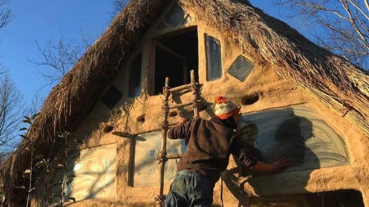 Эко-хата: парень собственноручно строит стильный дом на Закарпатье