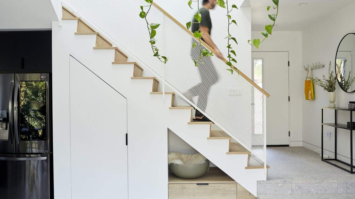 Как организовать удобное хранение под лестницей: 15 дизайнерских идей с фото
