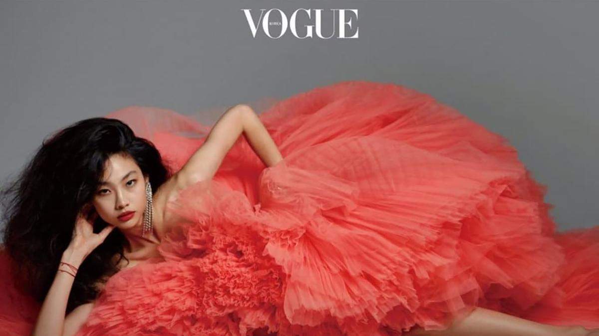 Актриса сериала "Игра в кальмара" Хо Ен Чон позировала в роскошном наряде для глянца Vogue: фото