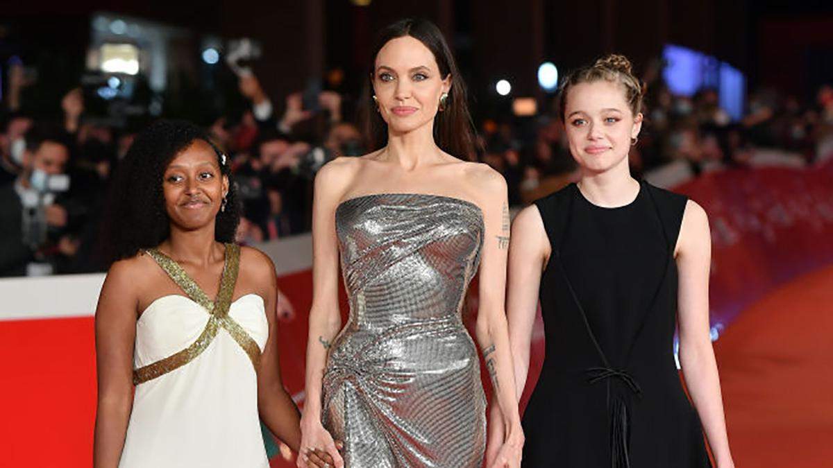 Анджелина Джоли восхитила роскошным платьем на премьере фильма: совместный выход с дочерьми