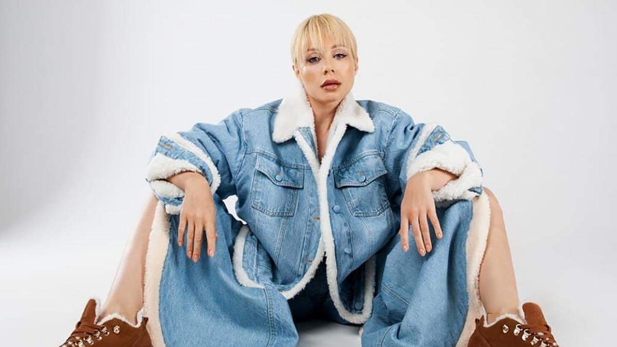 Тина Кароль надела джинсы и куртку от украинского бренда Ksenia Schnaider: эффектная фотосессия