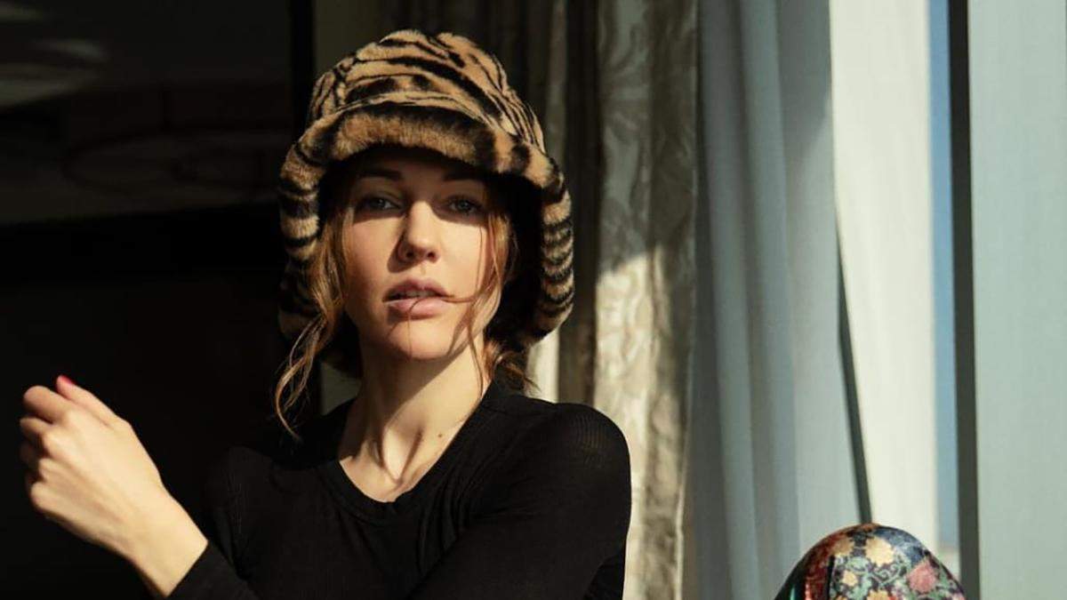 Мер'єм Узерлі з "Величного століття" позувала в стильному головному уборі на зиму: стильні фото - Fashion
