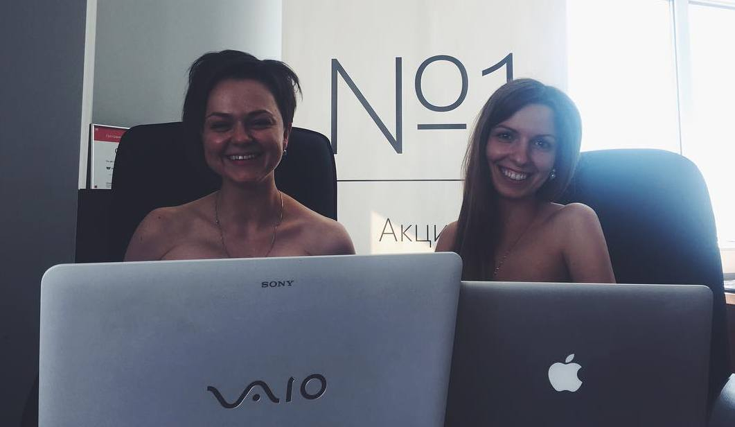 Белорусы разделись на работе после призыва Лукашенко (18+)