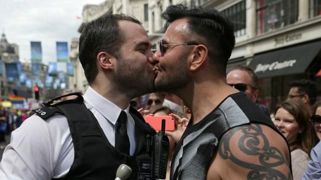 Поліцейський освідчився своєму бойфренду посеред ЛГБТ-параду: з’явилось відверте відео