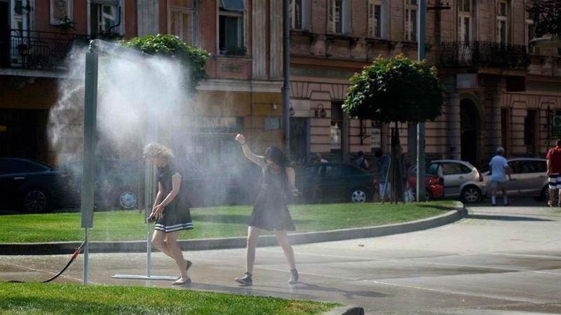 Прохладный душ для пешеходов установили посреди улиц в Польше