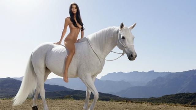 Известная модель позировала на коне абсолютно обнаженной: фото 18+