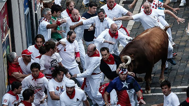 Розлючені бики влаштували шок під час забігу в Іспанії: з'явилось відео