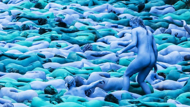 Голые и синие: тысячи британцев разделись посреди города ради искусства (18+)