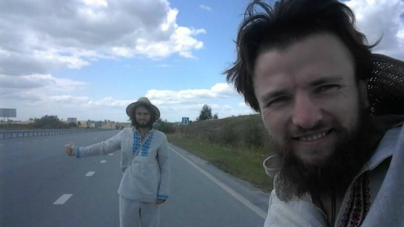 Двое путешественников решили пройти через всю Украину без обуви