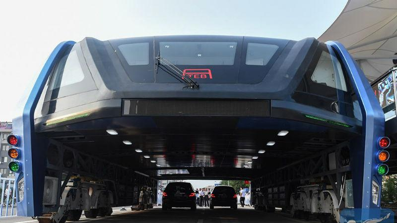 Китайцы протестировали "автобус будущего", который не будет мешать автомобилям