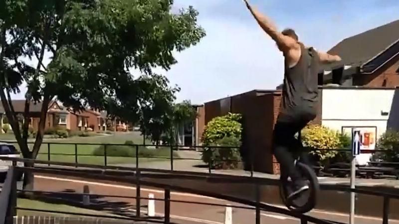 Парень показал феерические трюки на одноколесном велосипеде Парень показал феерические трюки на одноколесном велосипеде