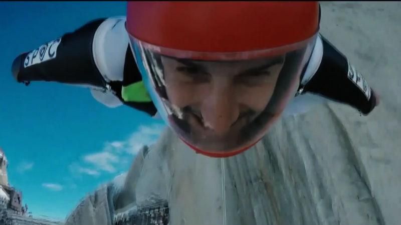 Экстремал снял на видео собственные эмоции во время свободного падения Экстремал снял на видео собственные эмоции во время свободного падения