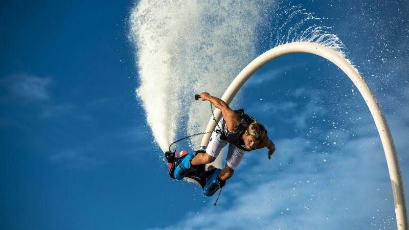 Екстремали показали приголомшливі трюки над водою Екстремали показали приголомшливі трюки над водою