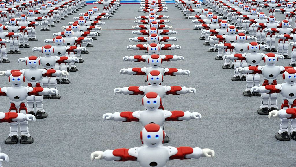 Невероятный танец тысячи роботов: видео, которое завораживает