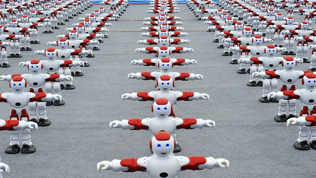 Невероятный танец тысячи роботов: видео, которое завораживает