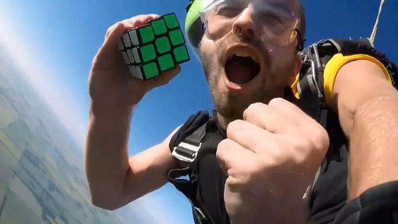Экстремал собрал кубик Рубика в свободном полете