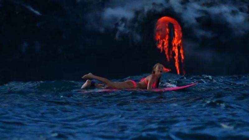 Блондинка максимально близко подплыла к действующему вулкану: появилось видео Блондинка максимально близко подплыла к действующему вулкану: появилось видео