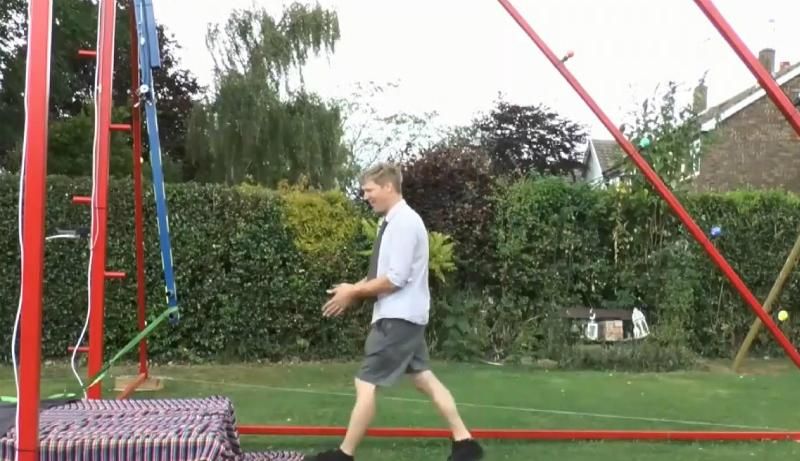 Изобретатель сконструировал невероятных размеров качели Изобретатель сконструировал невероятных размеров качели