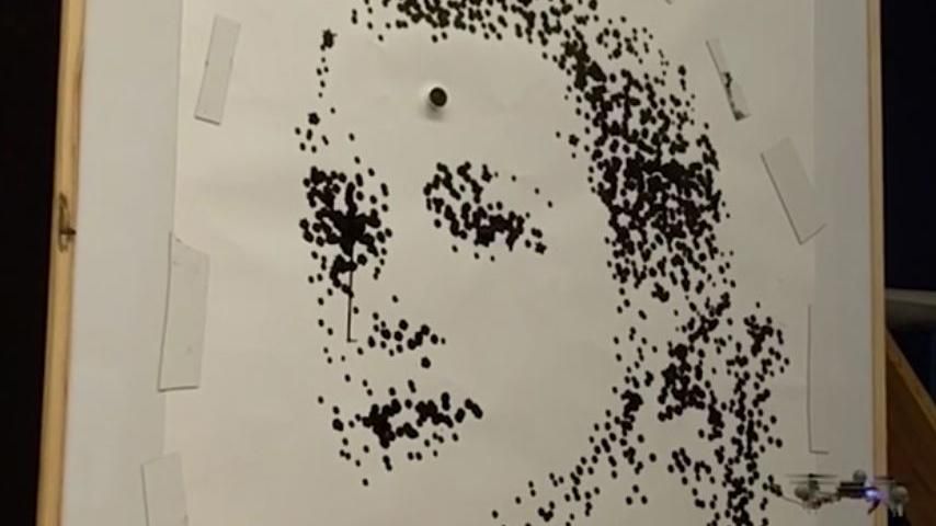 Дронов научили рисовать портреты Дронов научили рисовать портреты