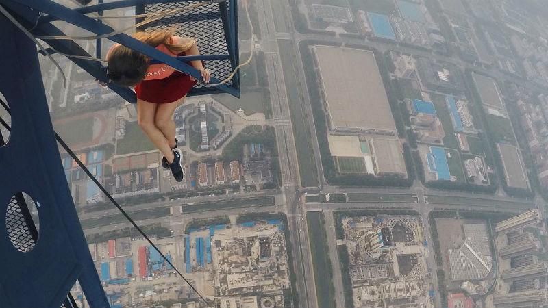 Відчайдушні руфери підкорили найвищий будівельний кран у світі: захопливе відео Відчайдушні руфери підкорили найвищий будівельний кран у світі: захопливе відео