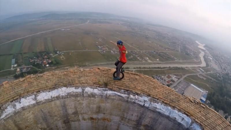 Экстремал показал впечатляющие трюки на огромной высоте Экстремал показал впечатляющие трюки на огромной высоте