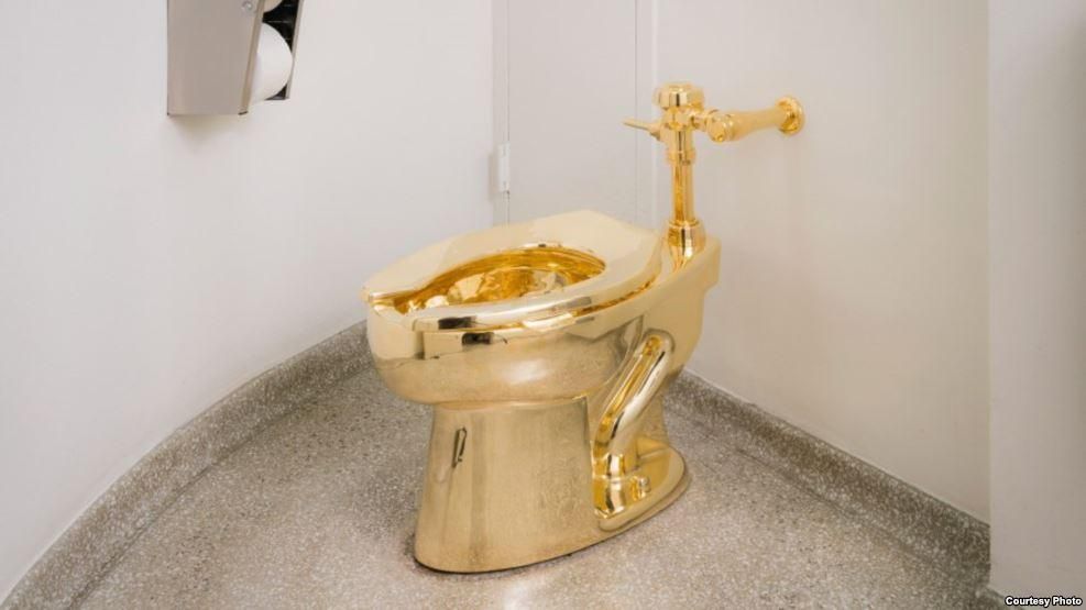Музей в Нью-Йорке установил работающий унитаз из чистого золота