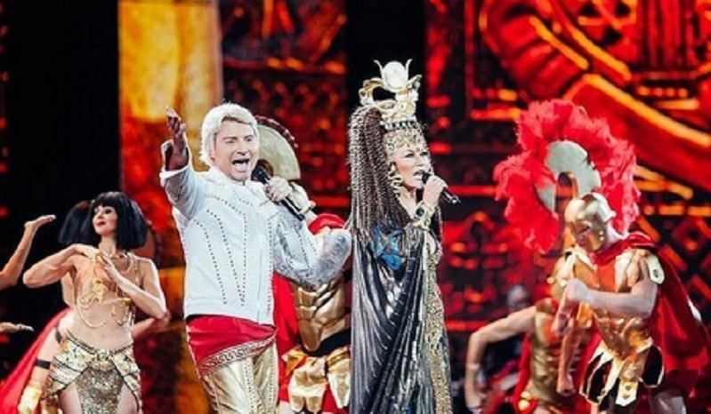 Повалій одягнулась у Клеопатру та вийшла на сцену Кремля Повалій одягнулась у Клеопатру та вийшла на сцену Кремля