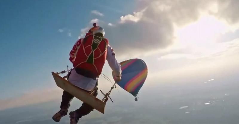 Як екстремали покатались на гойдалці на висоті 2 тисячі метрів над землею Як екстремали покатались на гойдалці на висоті 2 тисячі метрів над землею