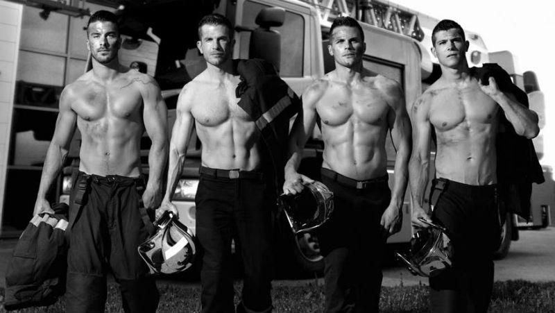 Гарячі хлопці. Справжні пожежники знялись в еротичній фотосесії