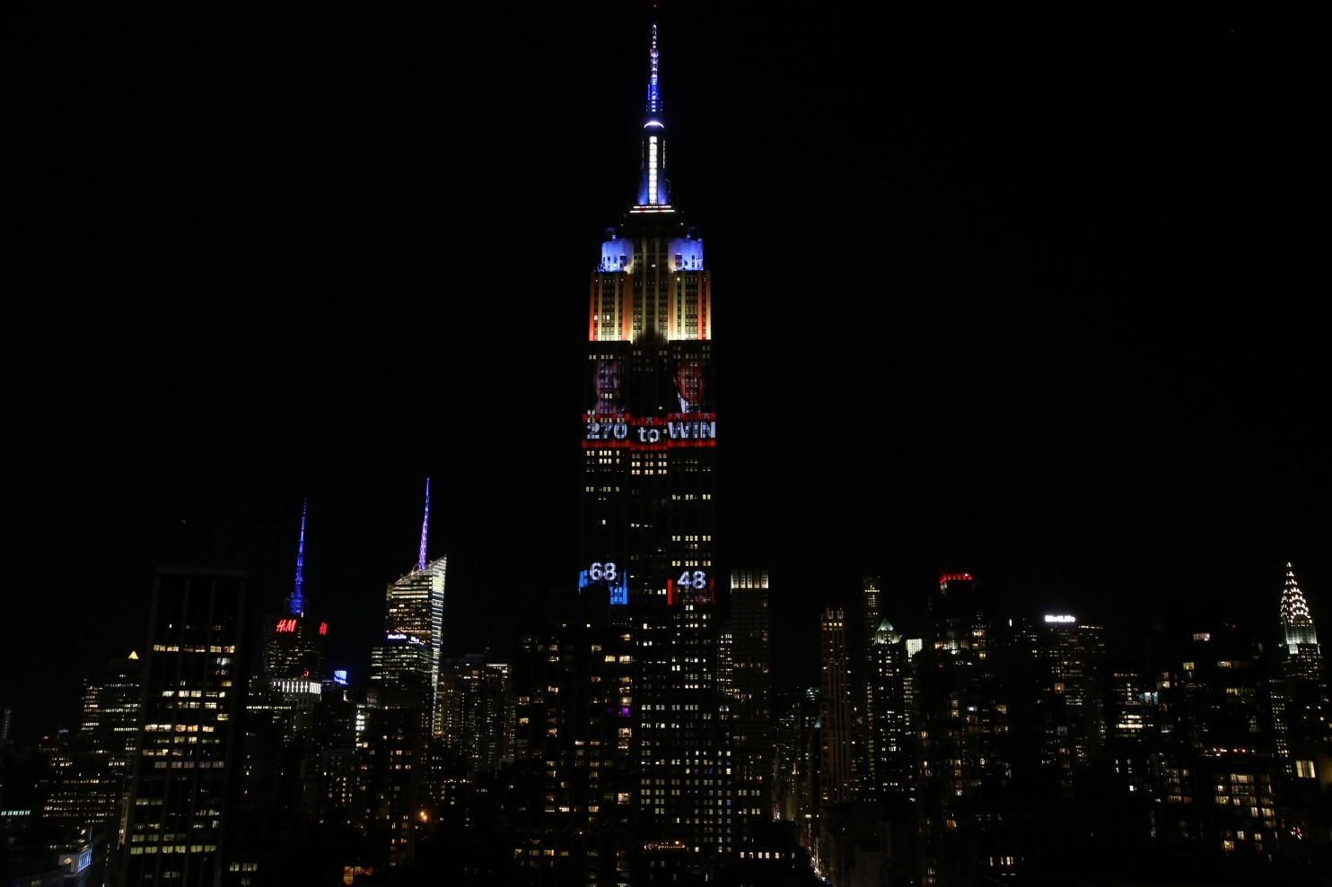 Легендарный Импайр Стейт Билдинг превратили в рупор выборов в США Легендарный Импайр Стейт Билдинг превратили в рупор выборов в США