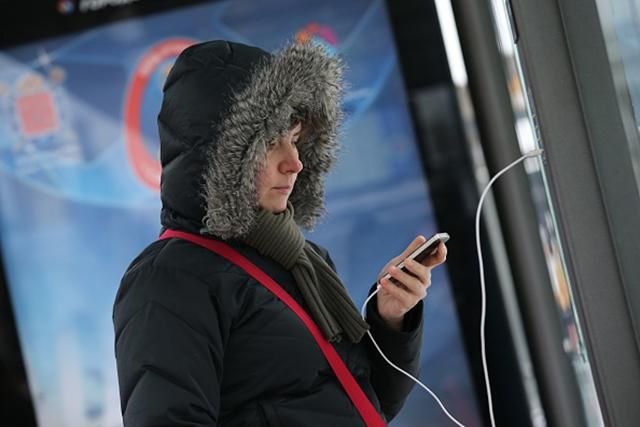 Стало известно, почему смартфоны разряжаются на холоде и как их согреть