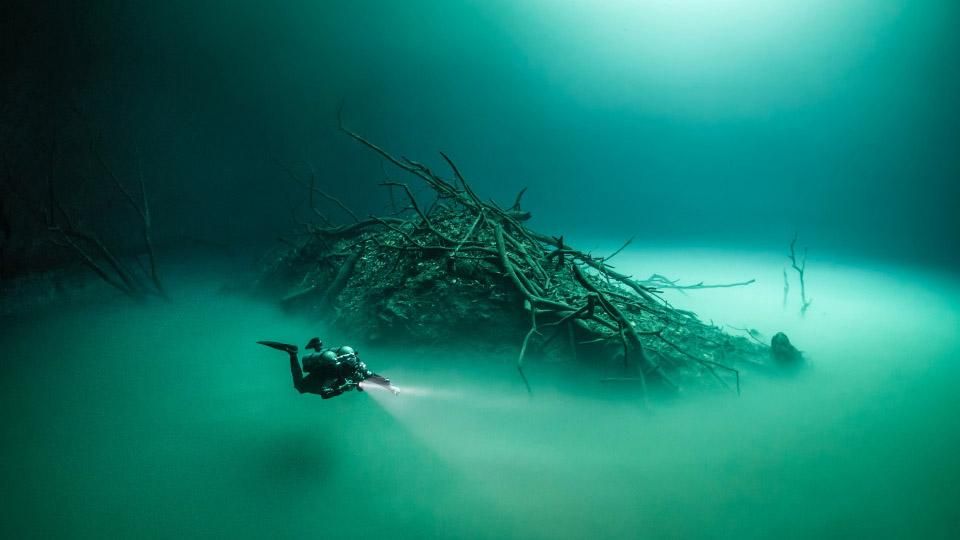 Дайвер сделал удивительные фото "подводного" озера