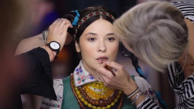 Українські знаменитості в етнічних костюмах знялись для благодійного календаря