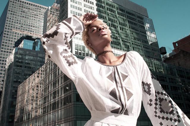 Модель-афроамериканка попозувала в фотосесії у вишиванці Модель-афроамериканка попозувала в фотосесії у вишиванці