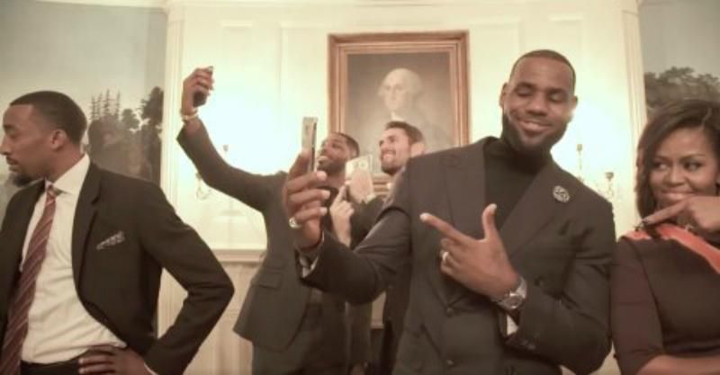 Собака підтримав флешмоб і перетворився на манекен: з'явилося відео
Собака підтримав флешмоб і перетворився на манекен: з'явилося відео