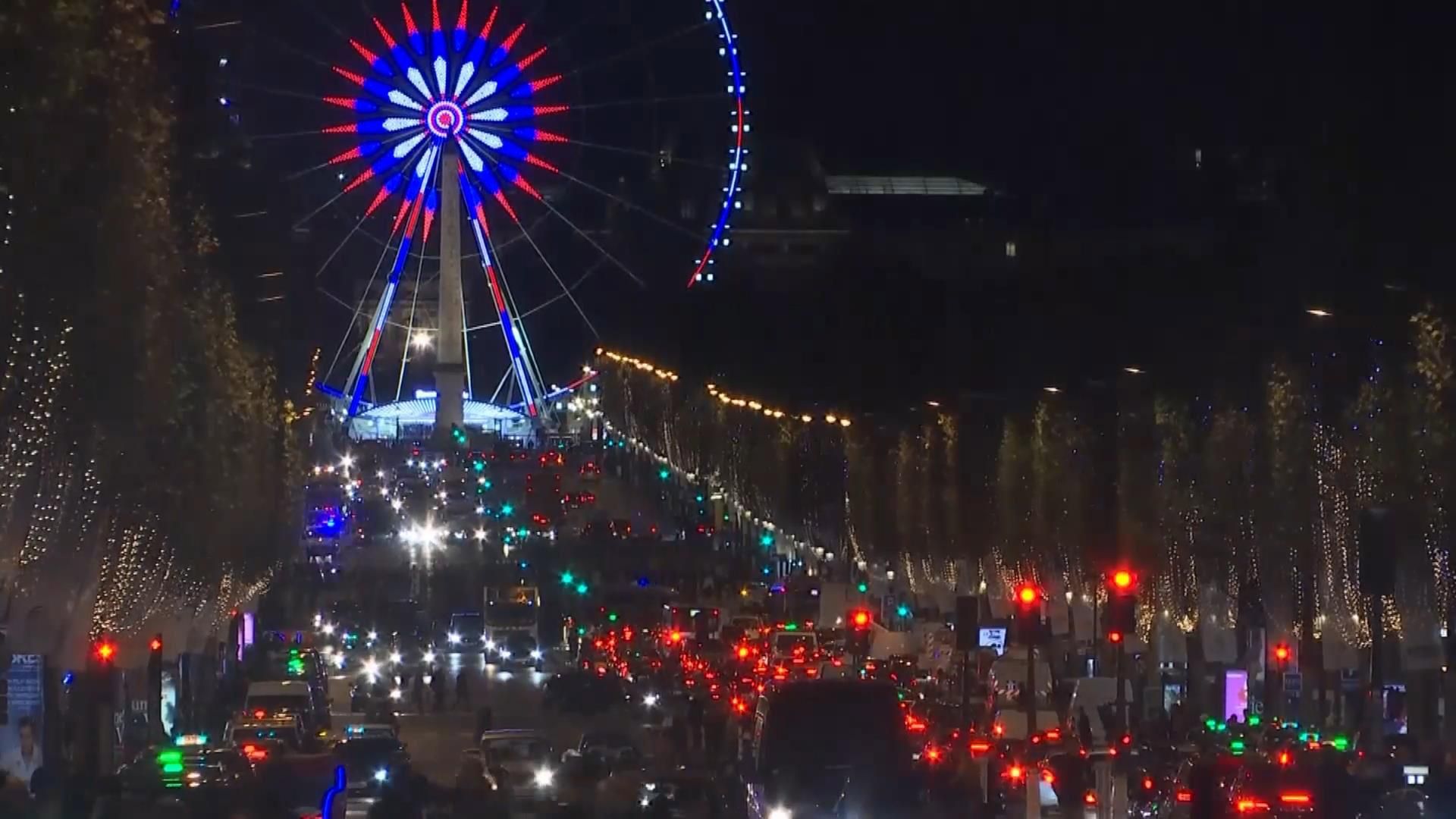 Єлисейські поля спалахнули різдвяними вогнями Єлисейські поля спалахнули різдвяними вогнями