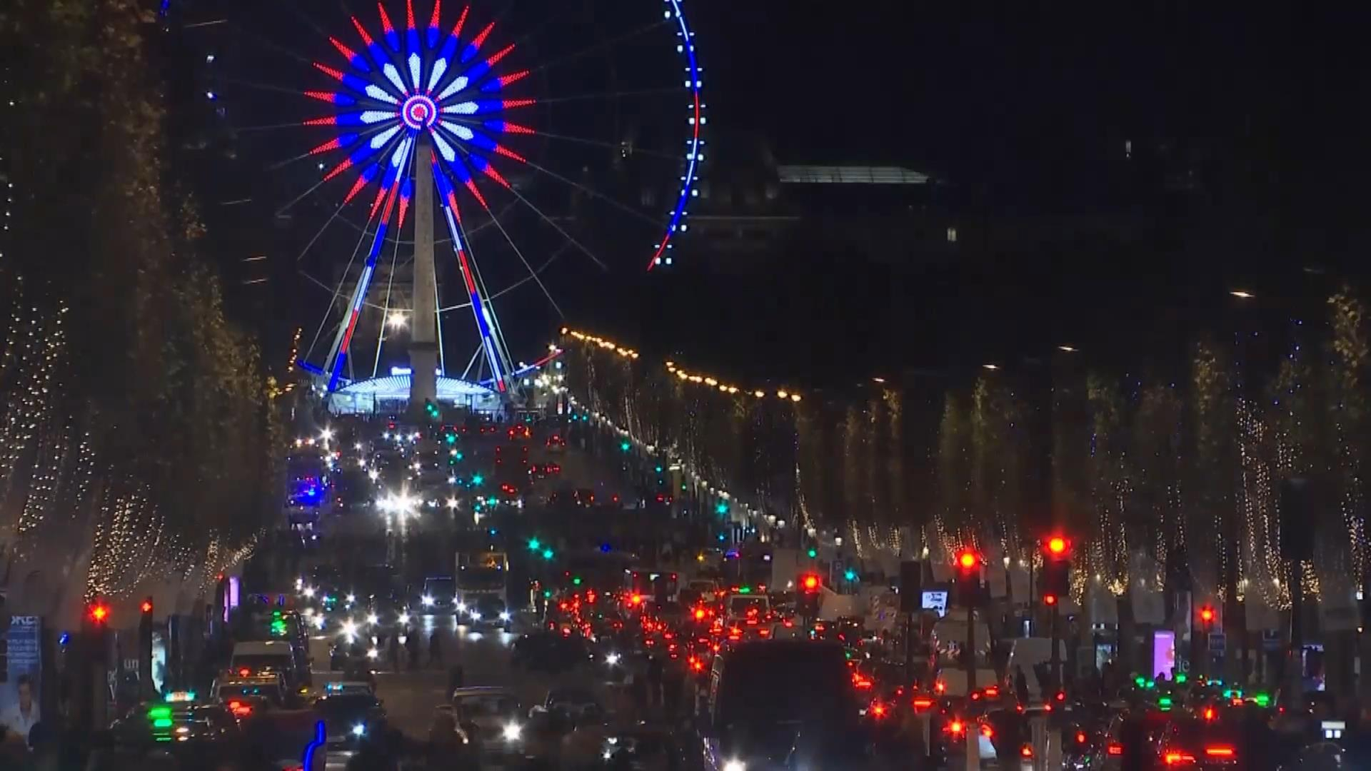 Елисейские поля вспыхнули рождественскими огнями